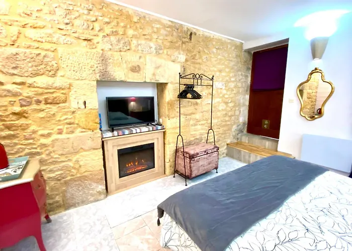 La Clef Des Songes - Maison D'Hotes Au Calme, Au Coeur De Sarlat, 2 Minutes A Pied De La Cite Medievale - Climatisation - Petits Dejeuners Fait Maison - Parking Gratuit - Option Spa Et Massages - Piscine De Saison A 400M Sarlat-la-Caneda