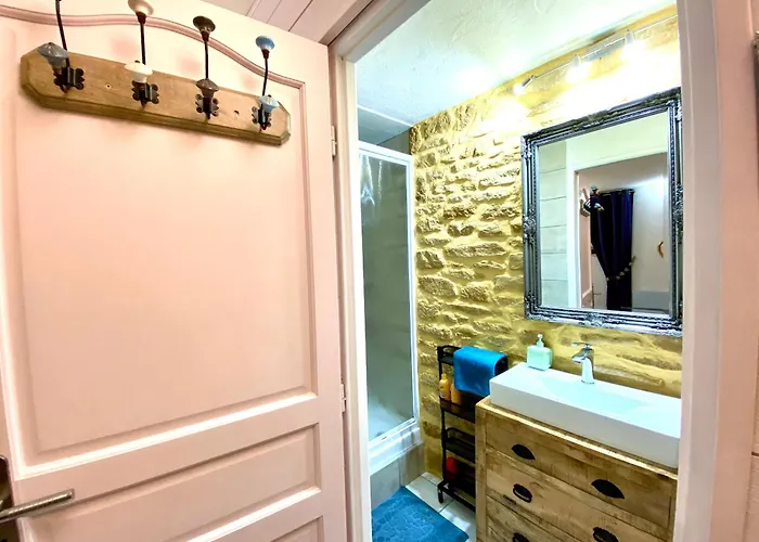 Bed & Breakfast La Clef Des Songes - Au Calme, Au Coeur De Sarlat, 2 Minutes A Pied De La Cite Medievale - Climatisation - Petits Dejeuners Fait Maison - Parking Gratuit - Option Et Massages - Piscine De Saison A 400m 4*