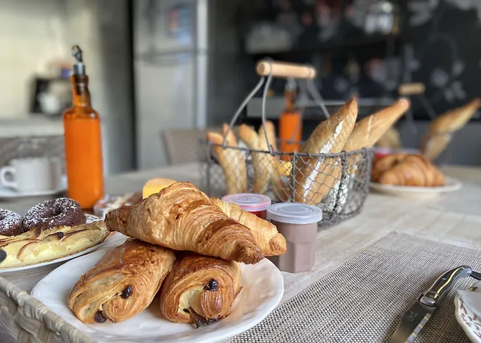 La Clef Des Songes - Maison D'Hotes Au Calme, Au Coeur De Sarlat, 2 Minutes A Pied De La Cite Medievale - Climatisation - Petits Dejeuners Fait Maison - Parking Gratuit - Option Spa Et Massages - Piscine De Saison A 400M Bed & Breakfast Sarlat-la-Caneda