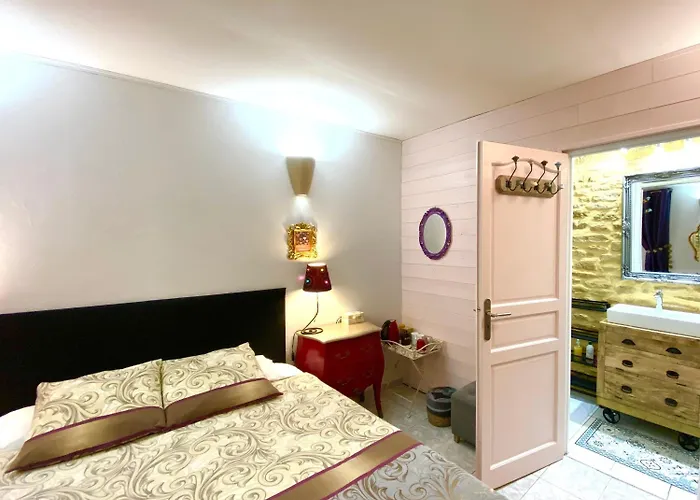 La Clef Des Songes - Maison D'Hotes Au Calme, Au Coeur De Sarlat, 2 Minutes A Pied De La Cite Medievale - Climatisation - Petits Dejeuners Fait Maison - Parking Gratuit - Option Spa Et Massages - Piscine De Saison A 400M Bed & Breakfast