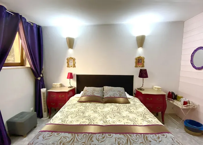 Bed & Breakfast La Clef Des Songes - Maison D'Hotes Au Calme, Au Coeur De Sarlat, 2 Minutes A Pied De La Cite Medievale - Climatisation - Petits Dejeuners Fait Maison - Parking Gratuit - Option Spa Et Massages - Piscine De Saison A 400M 4*
