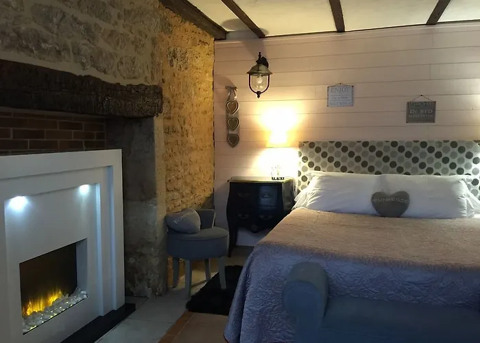 Bed & Breakfast La Clef Des Songes - Au Calme, Au Coeur De Sarlat, 2 Minutes A Pied De La Cite Medievale - Climatisation - Petits Dejeuners Fait Maison - Parking Gratuit - Option Et Massages - Piscine De Saison A 400m 4*