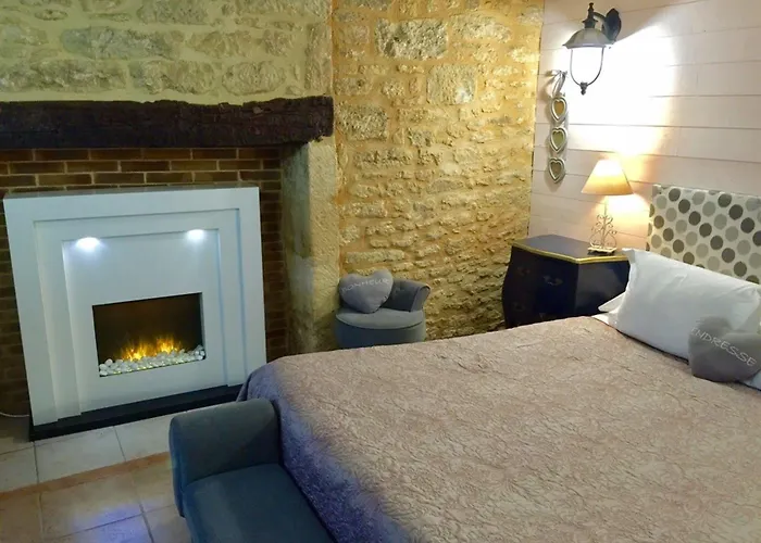 La Clef Des Songes - Au Calme, Au Coeur De Sarlat, 2 Minutes A Pied De La Cite Medievale - Climatisation - Petits Dejeuners Fait Maison - Parking Gratuit - Option Et Massages - Piscine De Saison A 400m Bed & Breakfast 4*