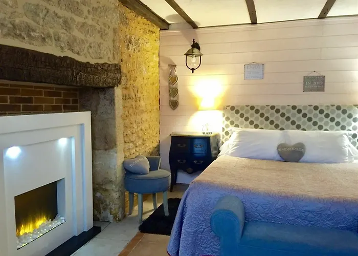 La Clef Des Songes - Au Calme, Au Coeur De Sarlat, 2 Minutes A Pied De La Cite Medievale - Climatisation - Petits Dejeuners Fait Maison - Parking Gratuit - Option Et Massages - Piscine De Saison A 400m 4*