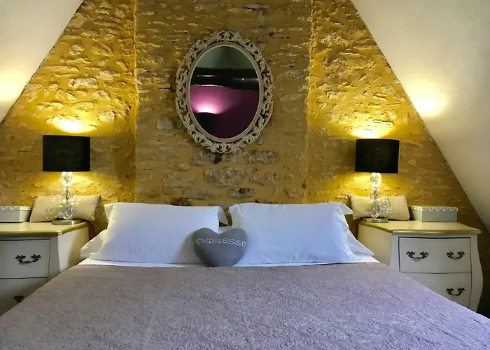La Clef Des Songes - Au Calme, Au Coeur De Sarlat, 2 Minutes A Pied De La Cite Medievale - Climatisation - Petits Dejeuners Fait Maison - Parking Gratuit - Option Et Massages - Piscine De Saison A 400m Bed & Breakfast 4*